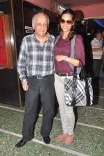 Esha Gupta, Mukesh Bhatt promote Jannat 2 in Gaiety, Mumbai on 4th May 2012 (57).JPG